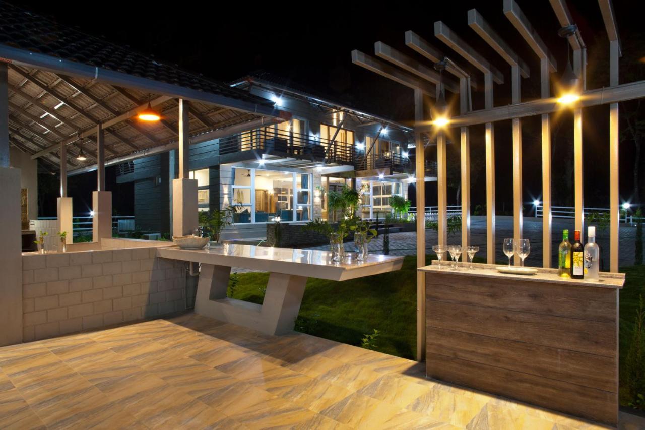 Coffee & Mist Luxury Villa- Comp Breakfast, Pool, Lounge, And Coffee Estate By Stayvista Мадикери Екстериор снимка
